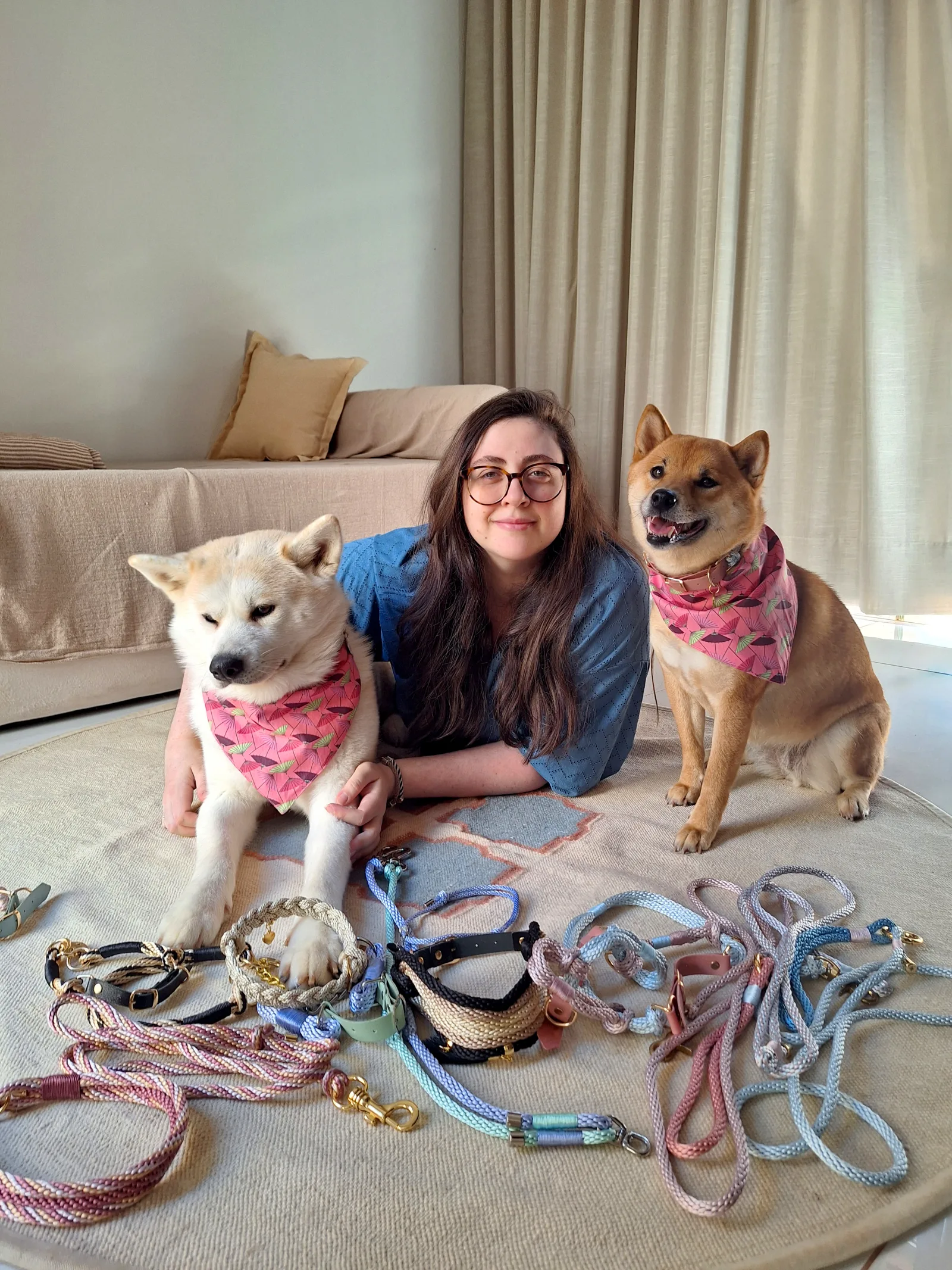 Paula com Hikari e Saori e suas criações
